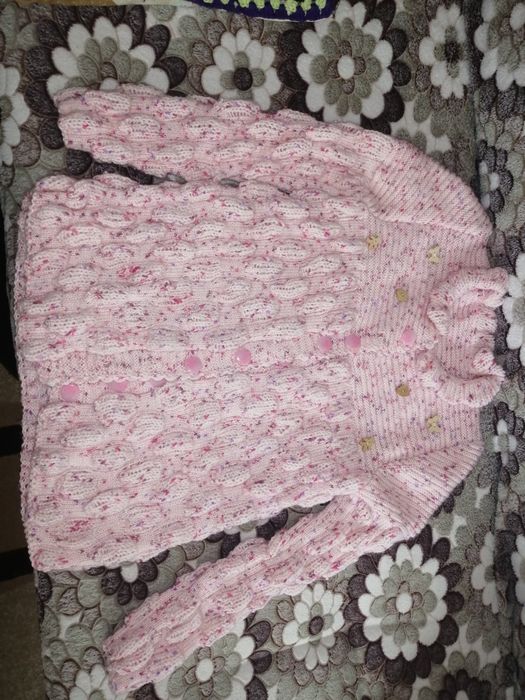 Плетена детска жилетка