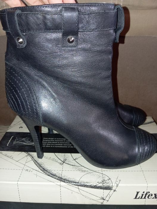 Продам женские ботиночки