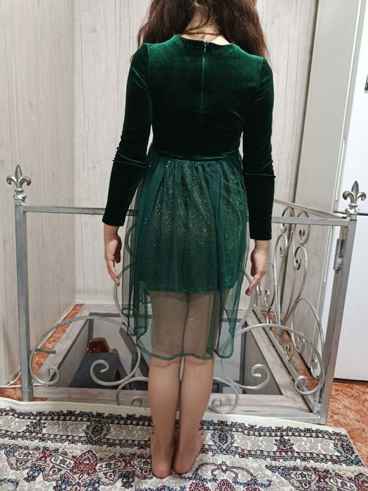 Продам нарядное платье для девочки 6-9лет