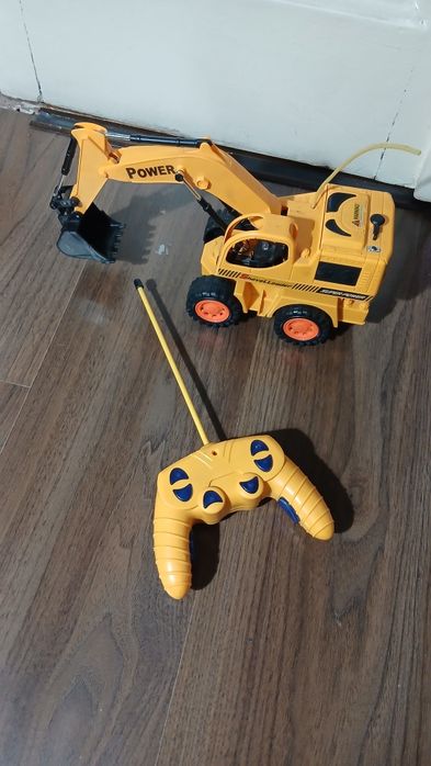 Экскаватор на пульте управления.