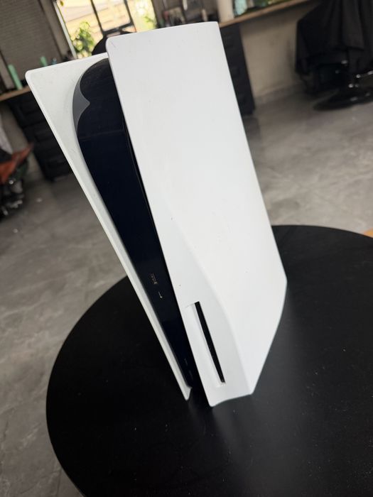 Vând PlayStation 5 Disc Edition + controller!