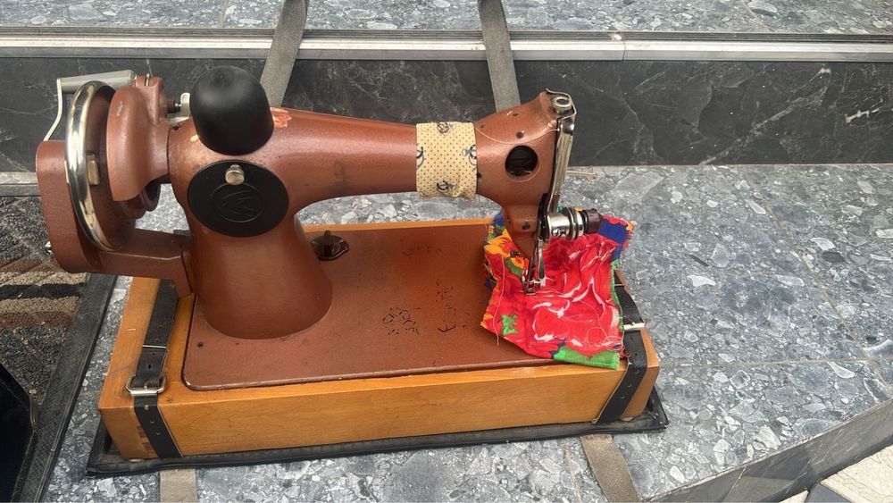 Швейнаямашина с крышкой