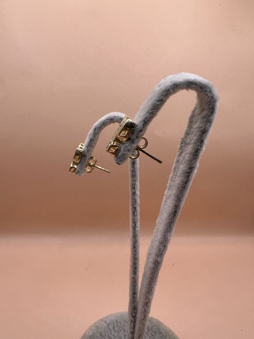 Продам золотые серьги - гвоздики.