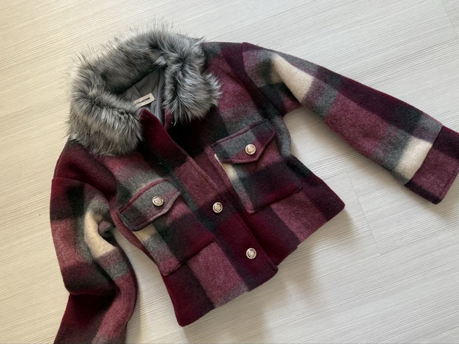 Дамско палто в бордо с яка изкуствен косъм