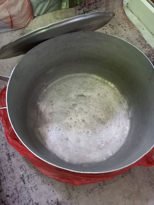 Продам  кастрюли,блюда и много др б/у, недорого.