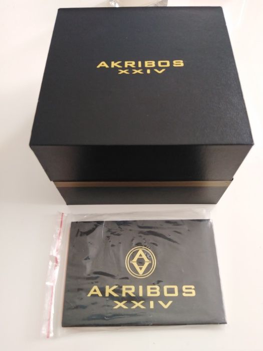 vand Ceas nou bărbătesc produs de calitate la cutie.