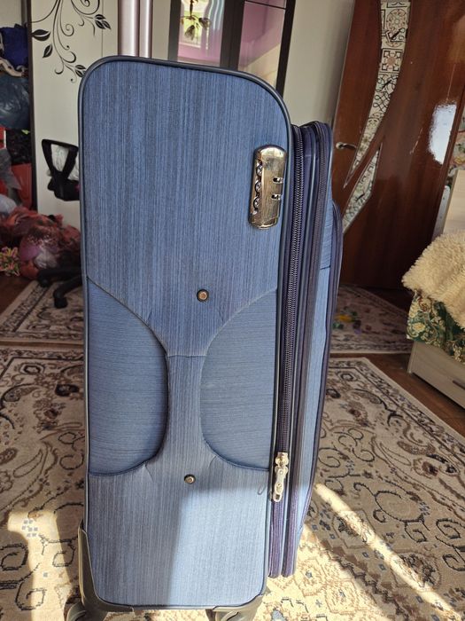 Продам чемодан на колёсиках