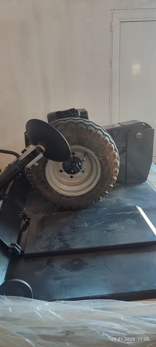 Машина са големи гуми evert bp580
