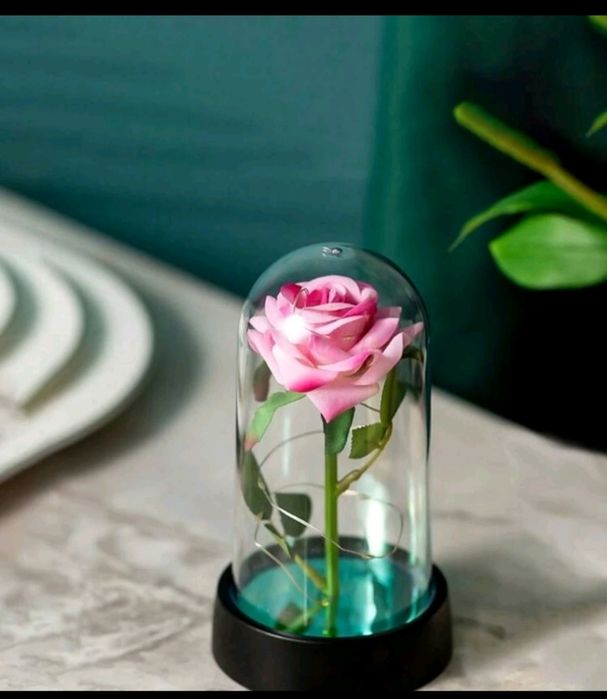 Роза в стъкленица след LED светлина