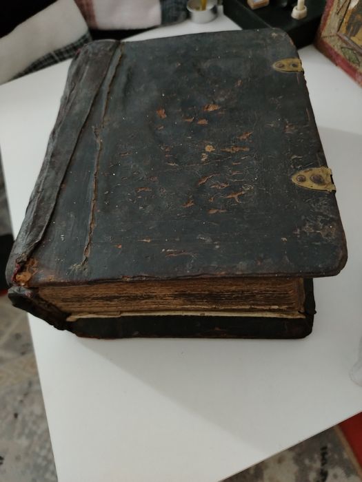 Книга старинная догов.