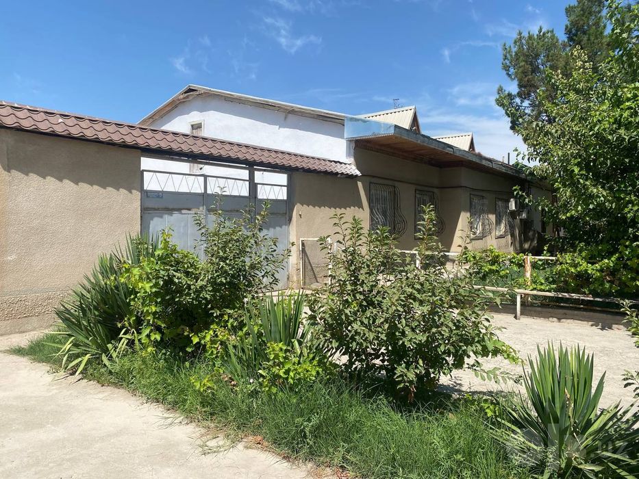 Hovli uy sotiladi