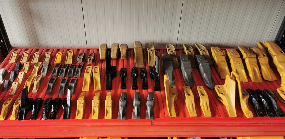 Dinte central KOMATSU cu surub si piulita