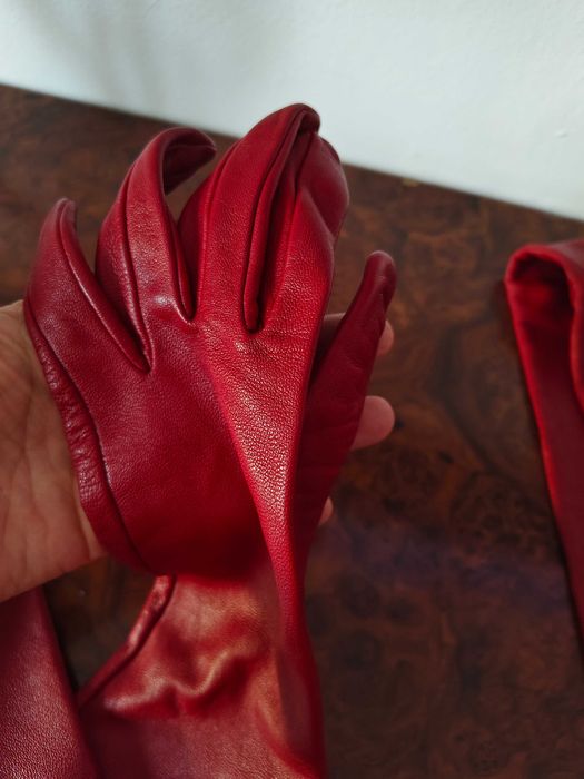 Кожаные перчатки длинные