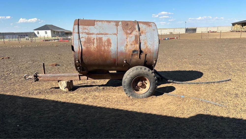 Емкость на колесах. Цистерна.