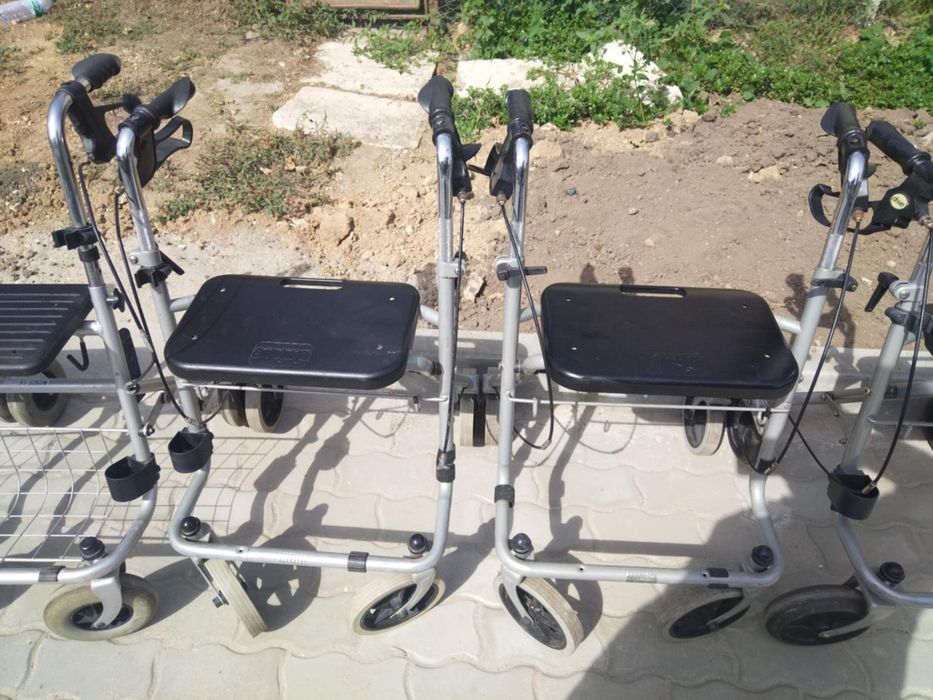 Проходилка ролатор/сгъваема/със седалка.
Здрава без забележки.
Сгъва с