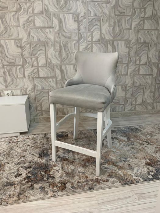 Продаются два барных кресла высокого типа