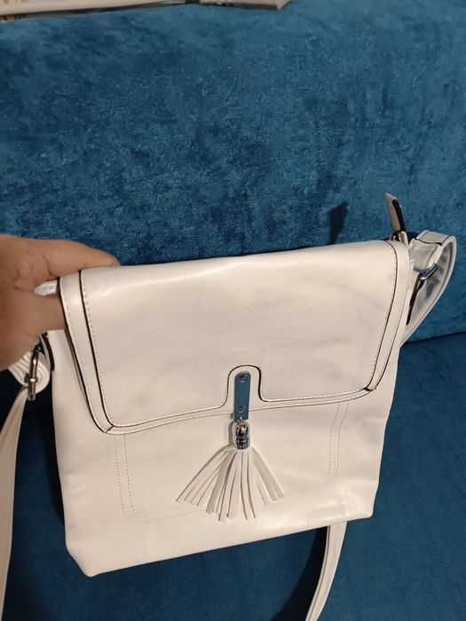 Продавам чисто нова дамска чанта.Бяла