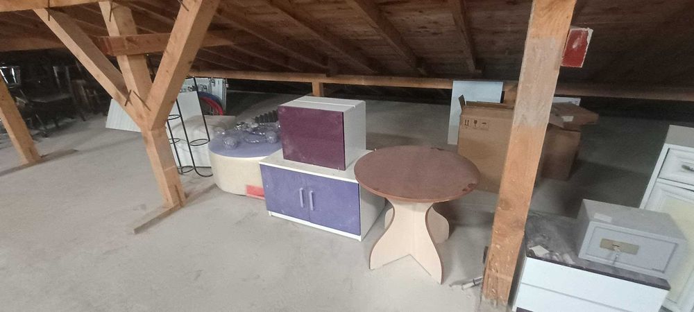 Продавам мебели - шкафове, маса и огледала