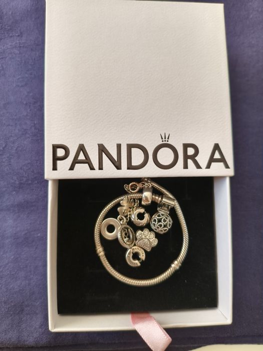 Орогинална гривна Pandora с оригиналните талисмани