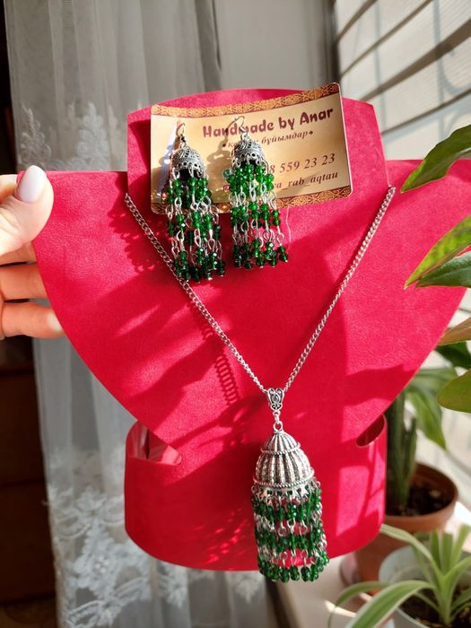 Қазақи Алқа, сырға қолда бар