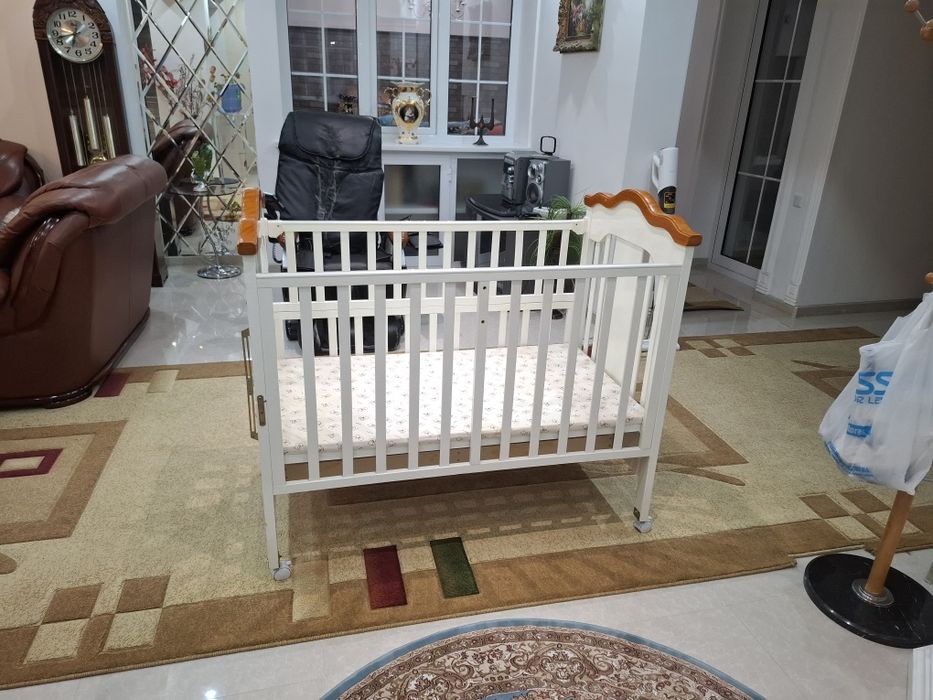 Детская кровать в отличном состоянии, зделано из обработанное дереводе