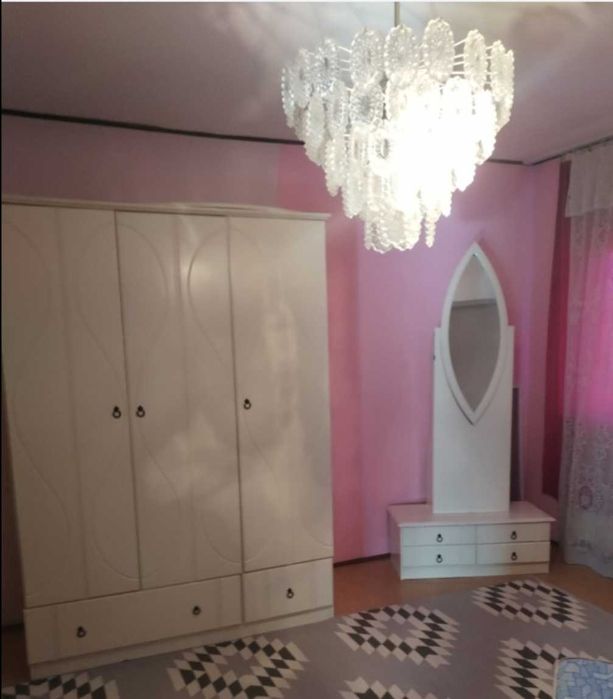 Vând 4 lustre la preț de 1