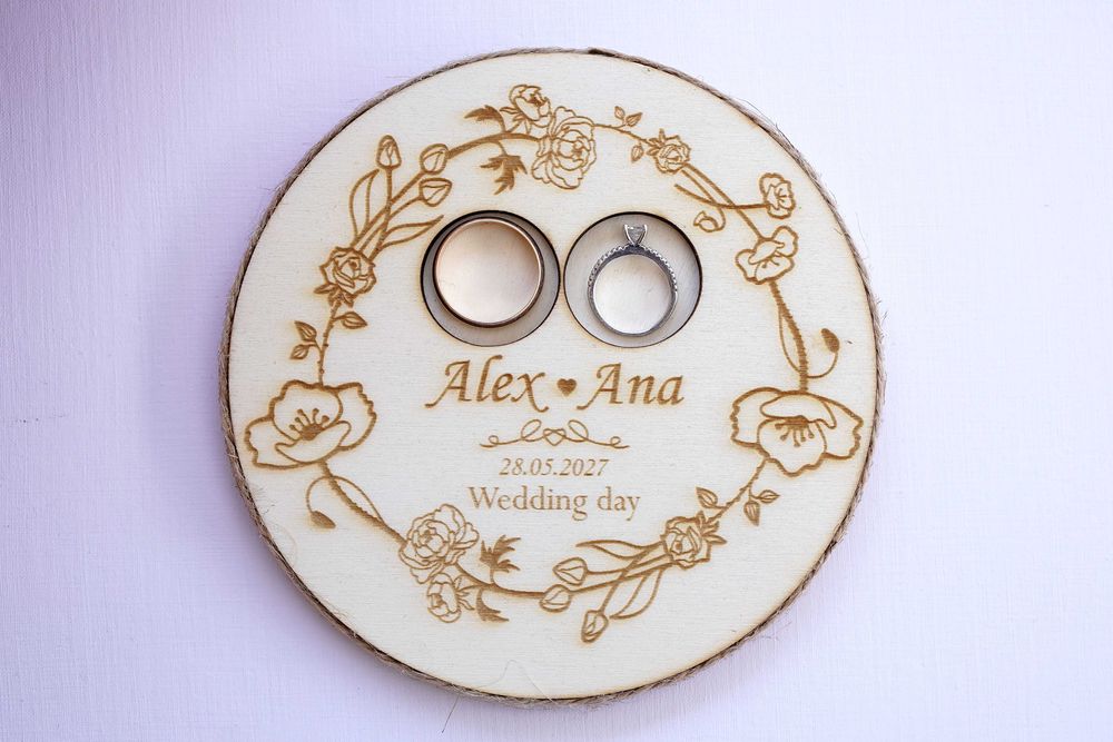 Suporturi de verighete pentru miri personalizate din lemn