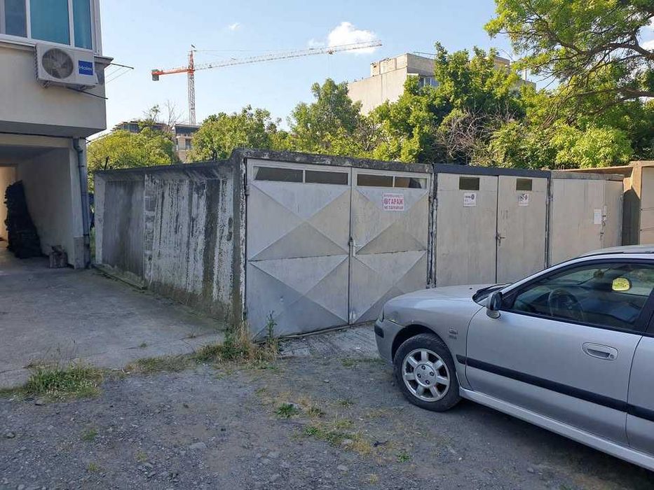 Продавам два броя бетонни гаражи.