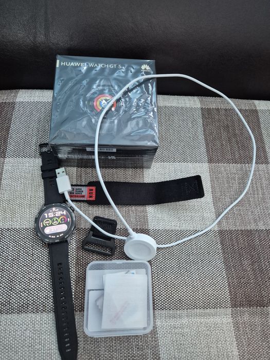 Huawei Watch GT 5 46мм - като нов, с 3 каишки, залепен протектор + резервен протектор, гаранция до 31.10.2026