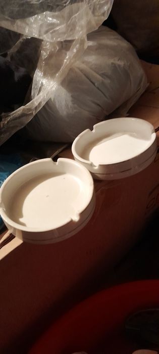 Посуды для кафе белого цвета в отличном состоянии