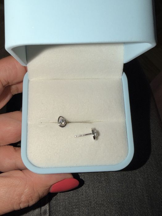 Продам серьги с бриллиантом