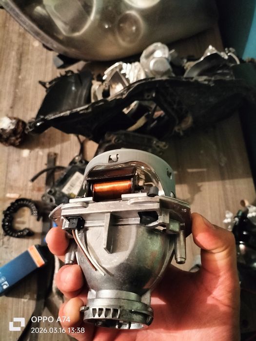 Фары таета авенсис  2008