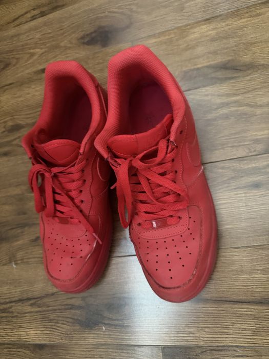 Nike Air Force 1 — красные Louis Vuitton — белые с чёрными вставками