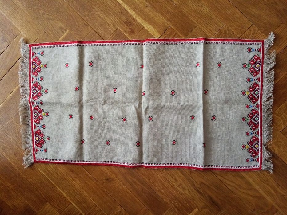 Карета, ръчно бродирани и плетени.