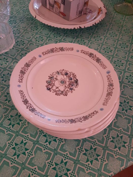 Тарелки и блюдце