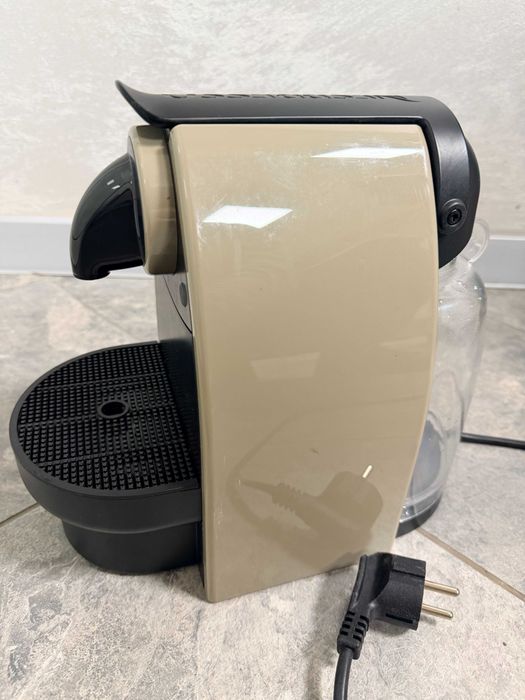 Капсулна кафемашина Nespresso Essenza