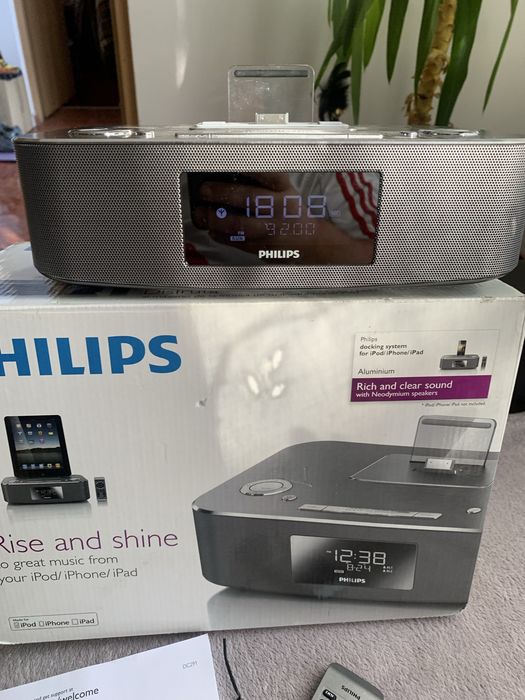 Radio cu ceas si statie andocare i pod  ipad Iphone Philips