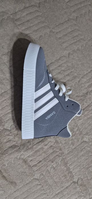 Продаётся ботинки.