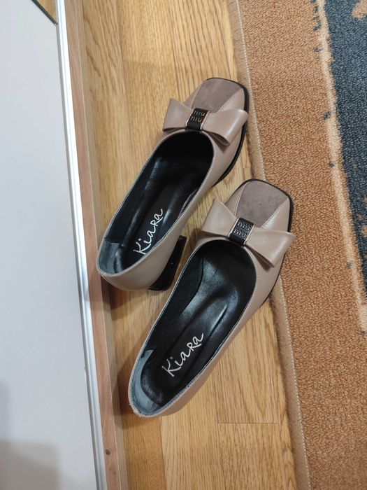 Чисто нови, много красиви бежови обувки.