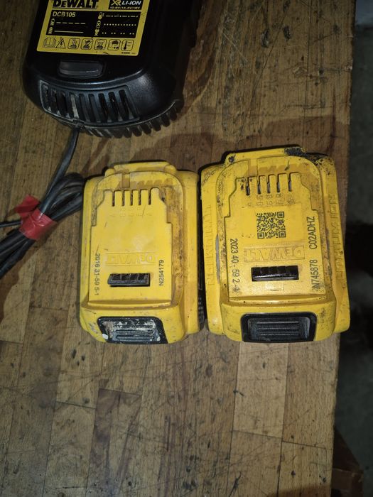 Acumulator DEWALT  18 V 4 si 5 ah incarcator  DCB 118