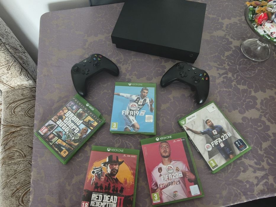 Xbox One X 1TB Pachet 2 Manete Plus Jocuri (GTA 5, RDR2, FIFA) Mentenanță proaspăt făcută!