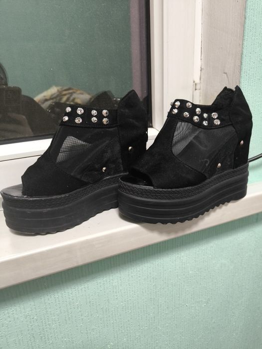 Продам босоножки на платформе