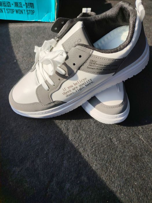 Se vând adidași noi