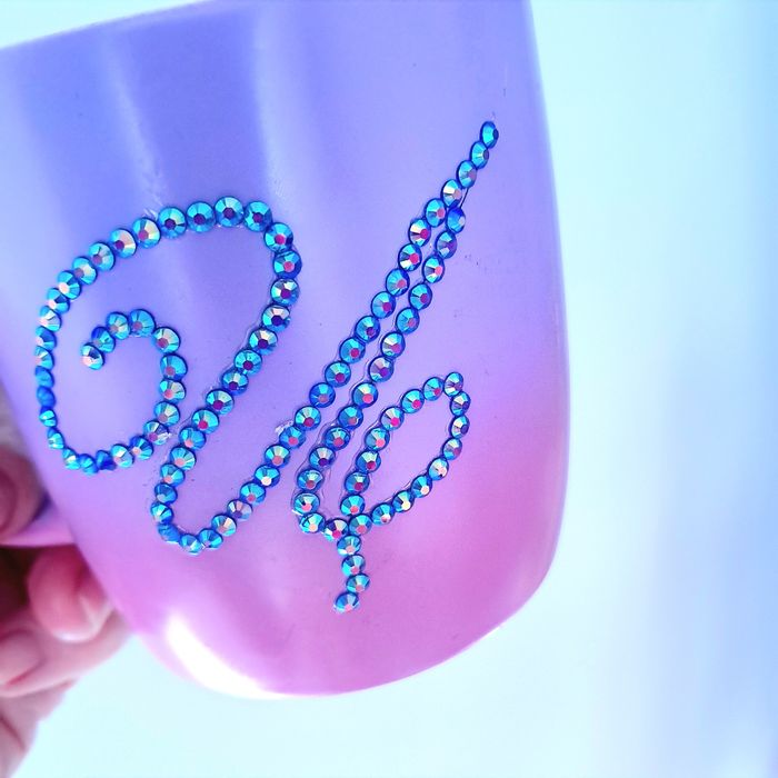 Чаша с инициали от кристални камъчета,  буква по поръчка