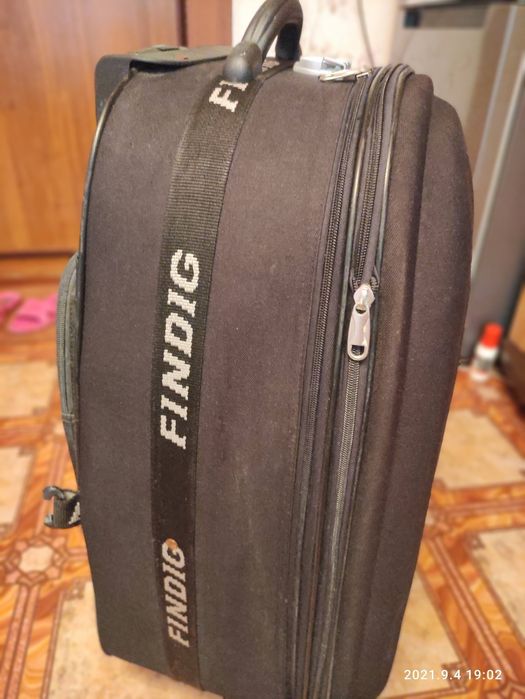 Чемодан туристический чёрного цвета