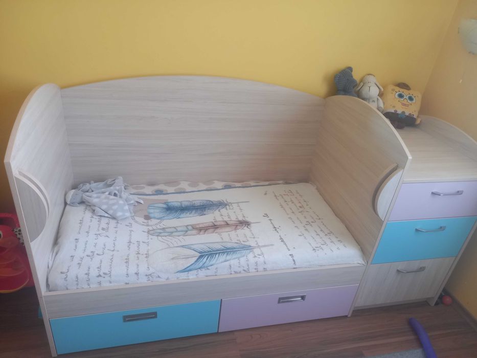 Стилна бебешка кошара + повивалник и шкафчета