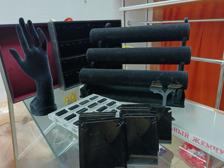 Для декора плитка гипсовая , зеркальная.