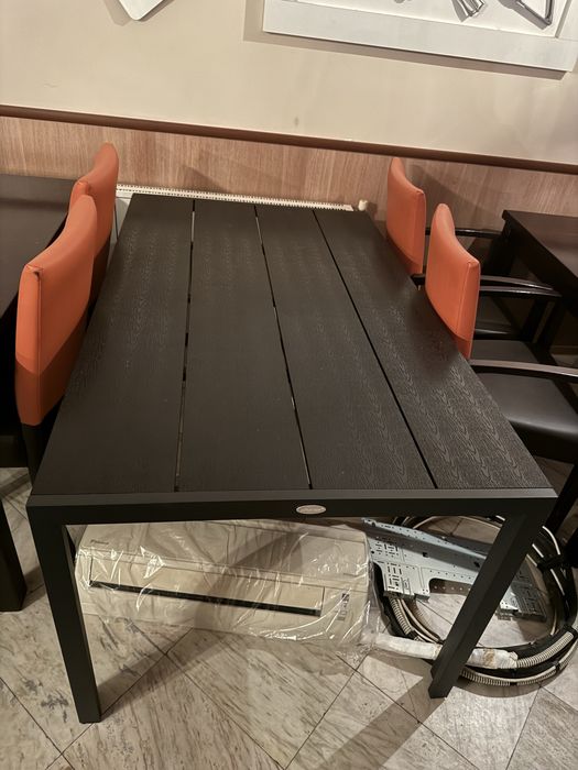 Маси и столове.