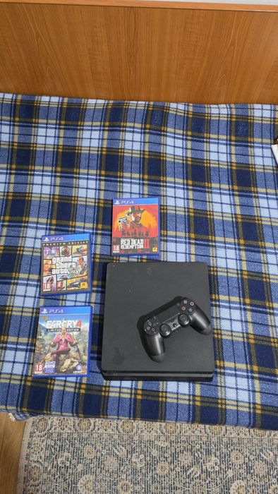 Vând PS4 Slim + jocuri