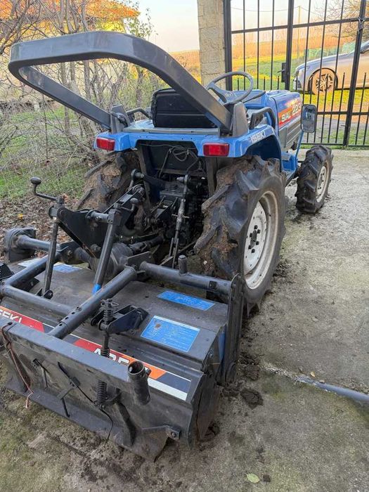 Продавам японски трактор Iseki SIAL 223 с документи и фреза (4x4)